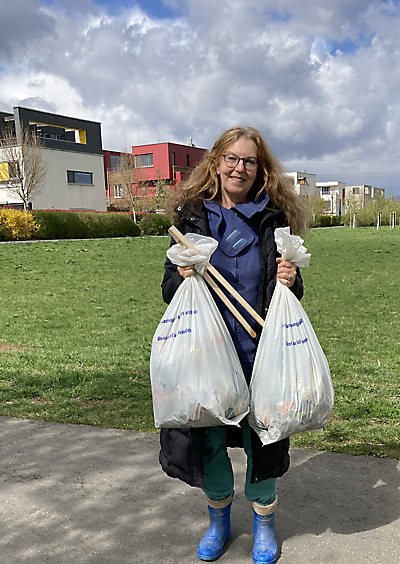 Ulrike Neißner mit den gesammelten Müllsäcken