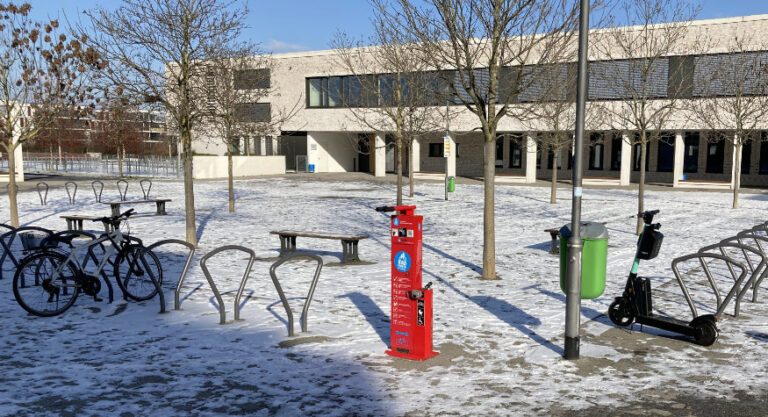 Zusätzliche Fahrradständer am Gymnasium