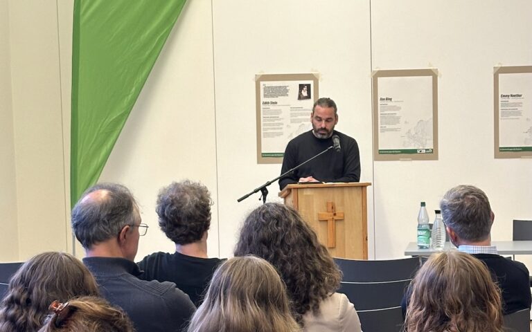 Riedberg zeigt Haltung: Diskussion über Widerstand und Verfolgung in der NS- Zeit und unsere Demokratie heute