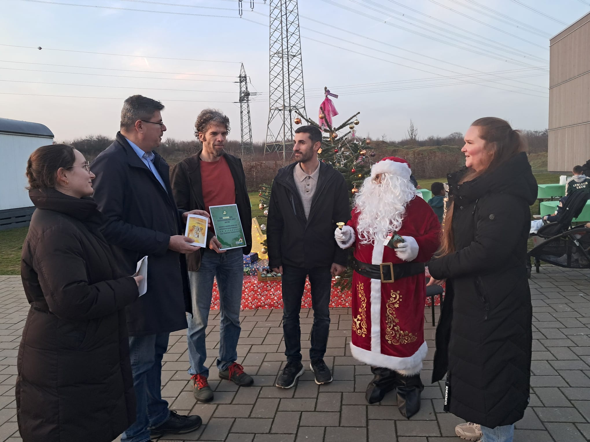 Vertreter*innen der Grünen Kalbach-Riedberg und des Flüchtlingsheims Riedberg im Halbkreis
