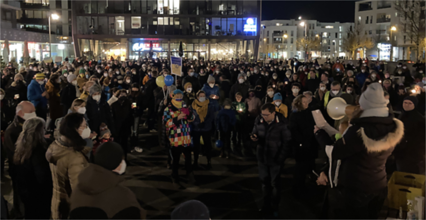 Menschenmenge auf dem Riedbergplatz